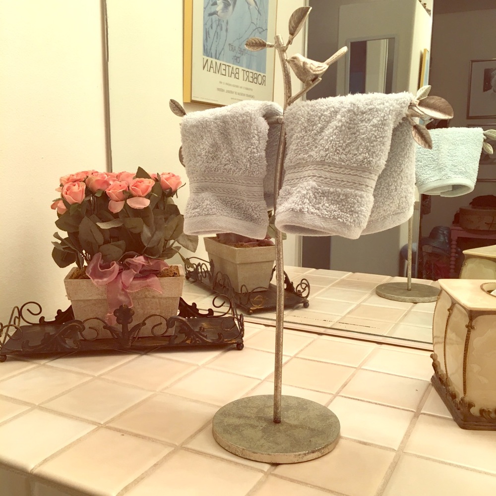 SILVER TOWEL RACK WITH SMALL FINCH